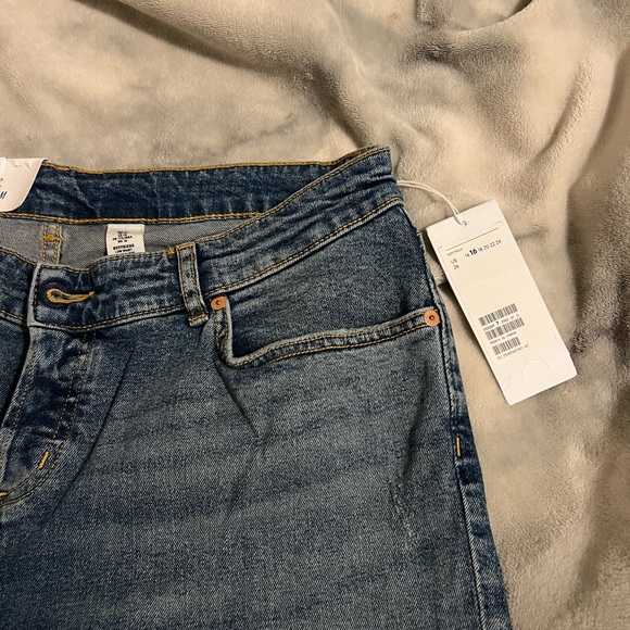 H&M Boyfriend Low Waist Mid-Wash Jean Size: 16 - Picture 4 of 9